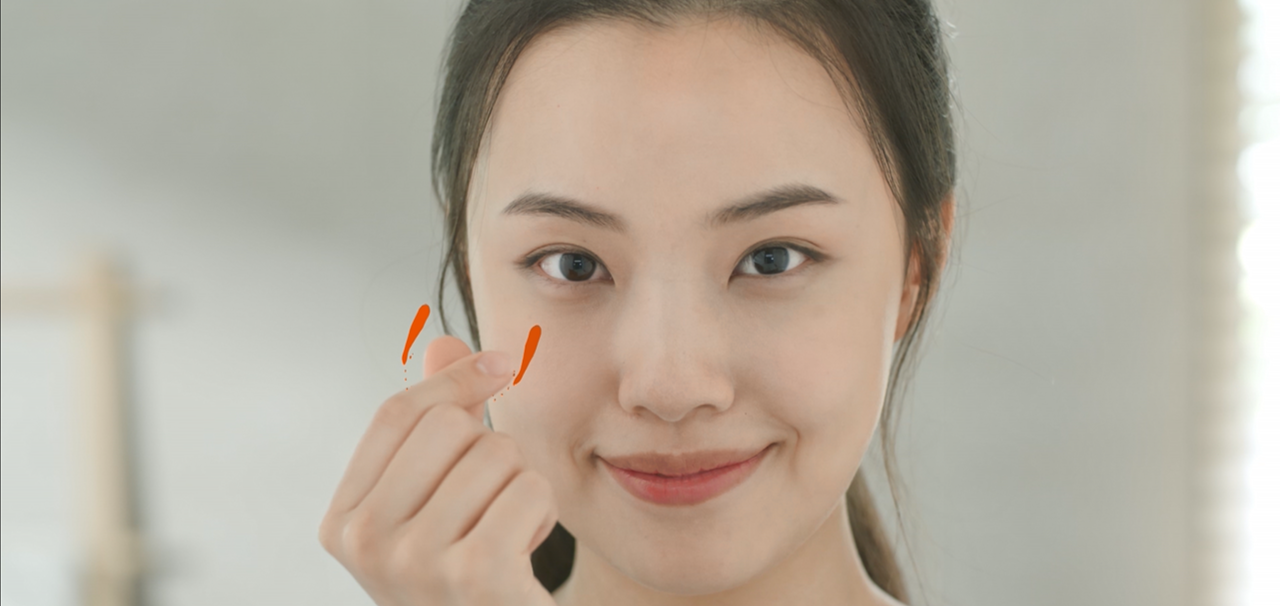 Putting contact lenses on and taking them off is easier than you might think. 