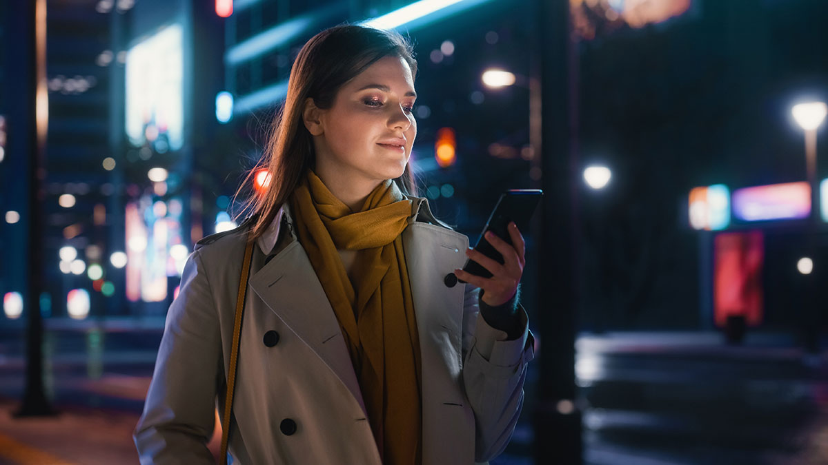 Kobieta patrząca w telefon podczas spaceru