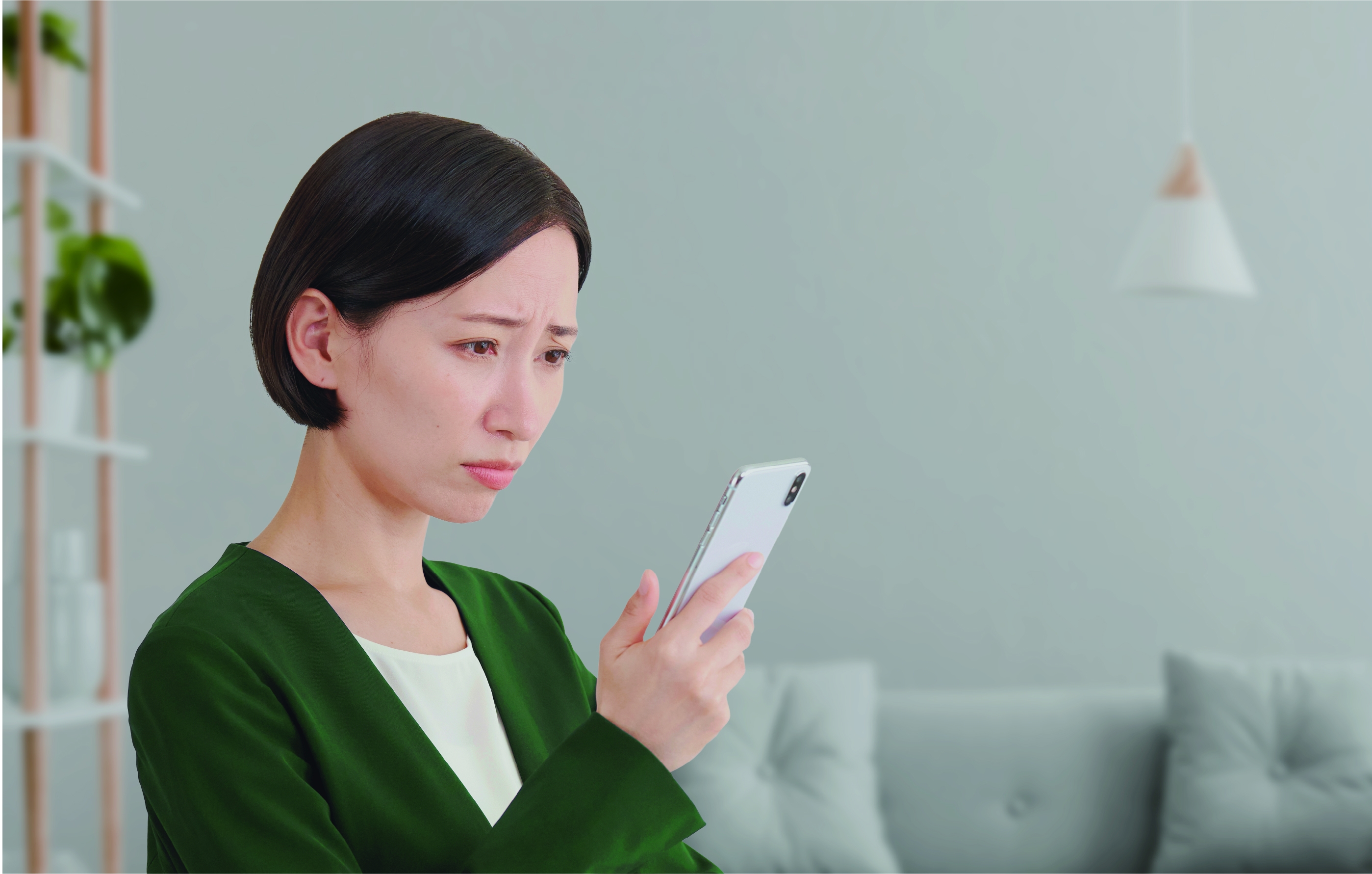 スマホを見て顔をしかめている女性