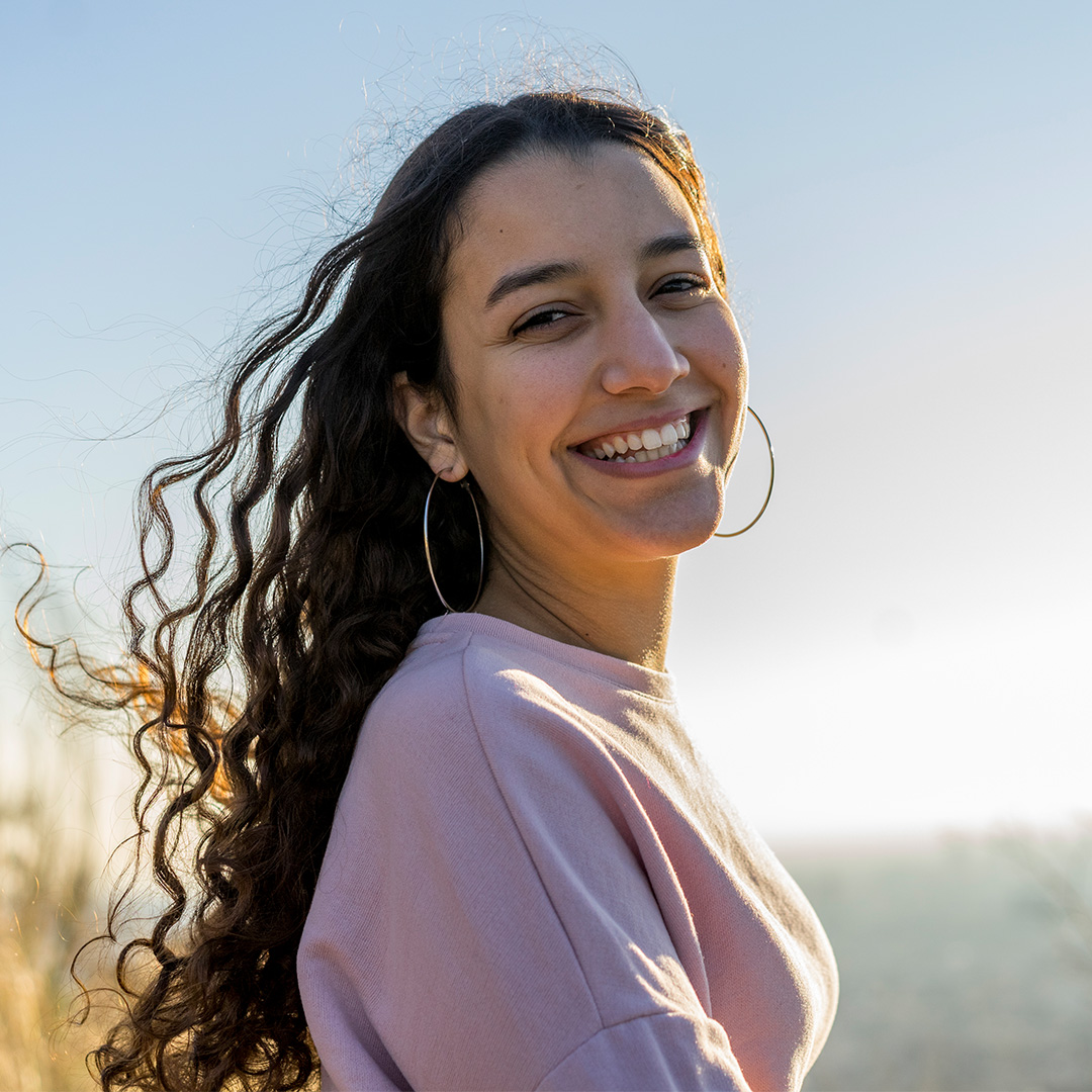 Девушка в фиолетовой футболкой