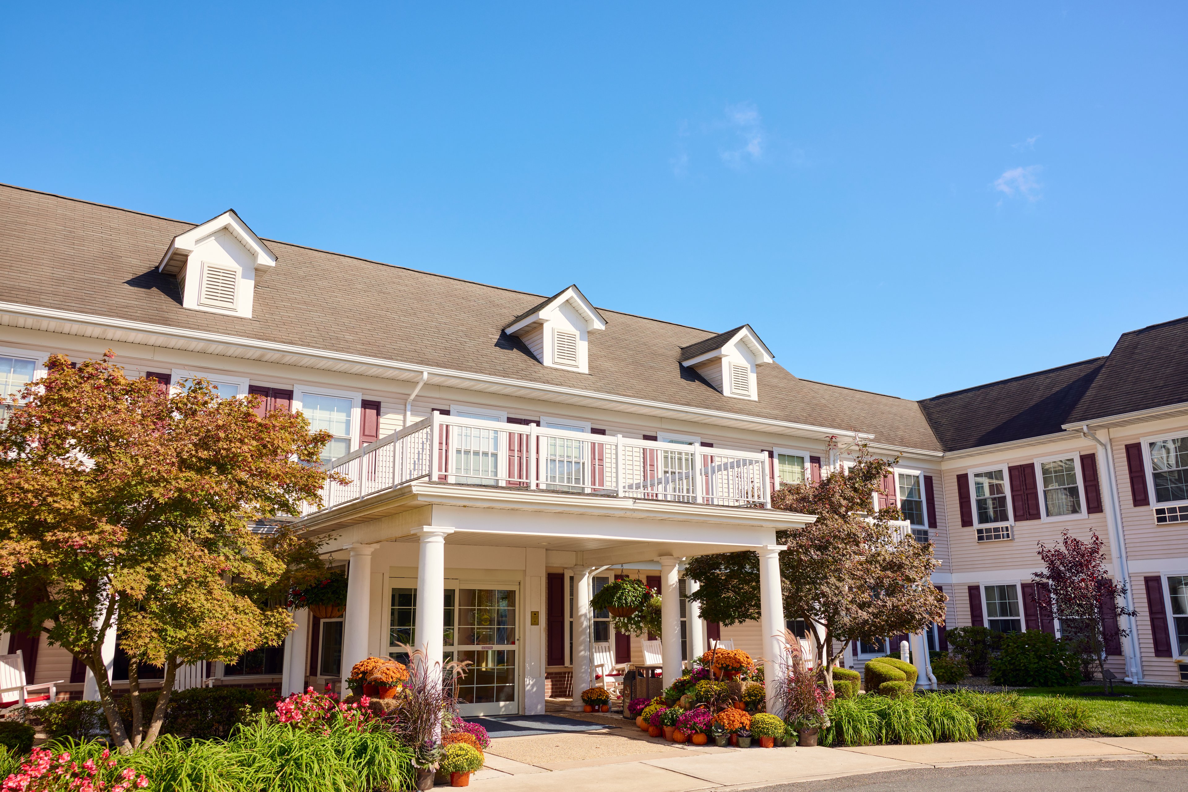 Building front entrance with a balcony