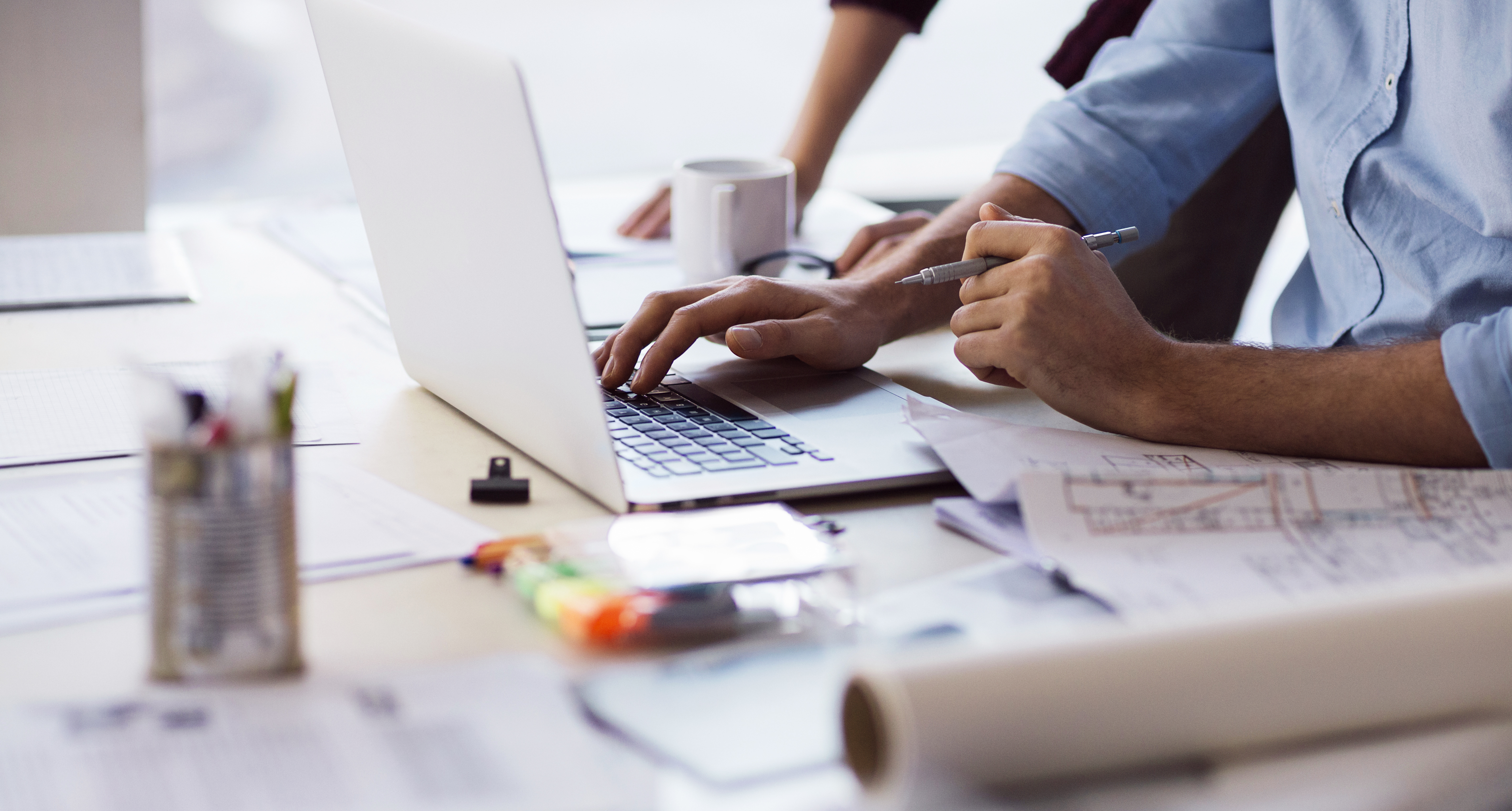 An einem Laptop wird eine E-Mail verfasst