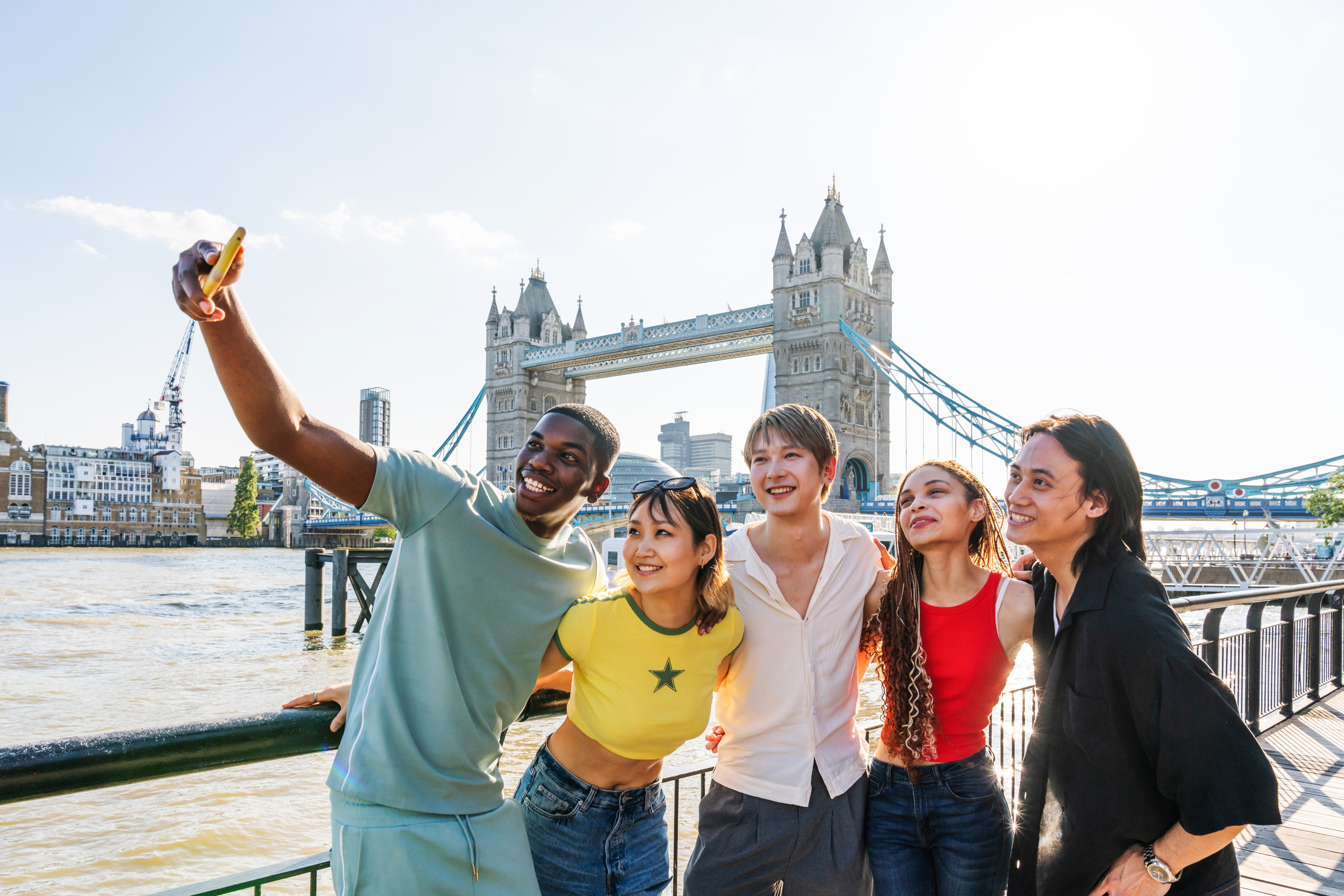 Eine Jugendgruppe macht ein Selfie vor der Tower Bridge in London.