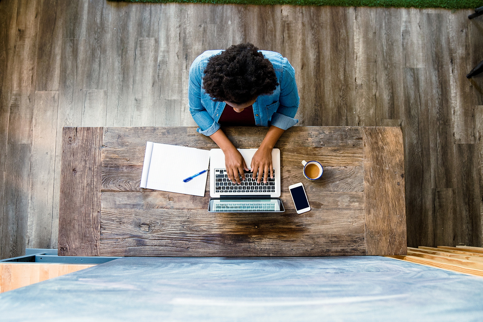 Frau sitzt am Laptop und arbeitet.