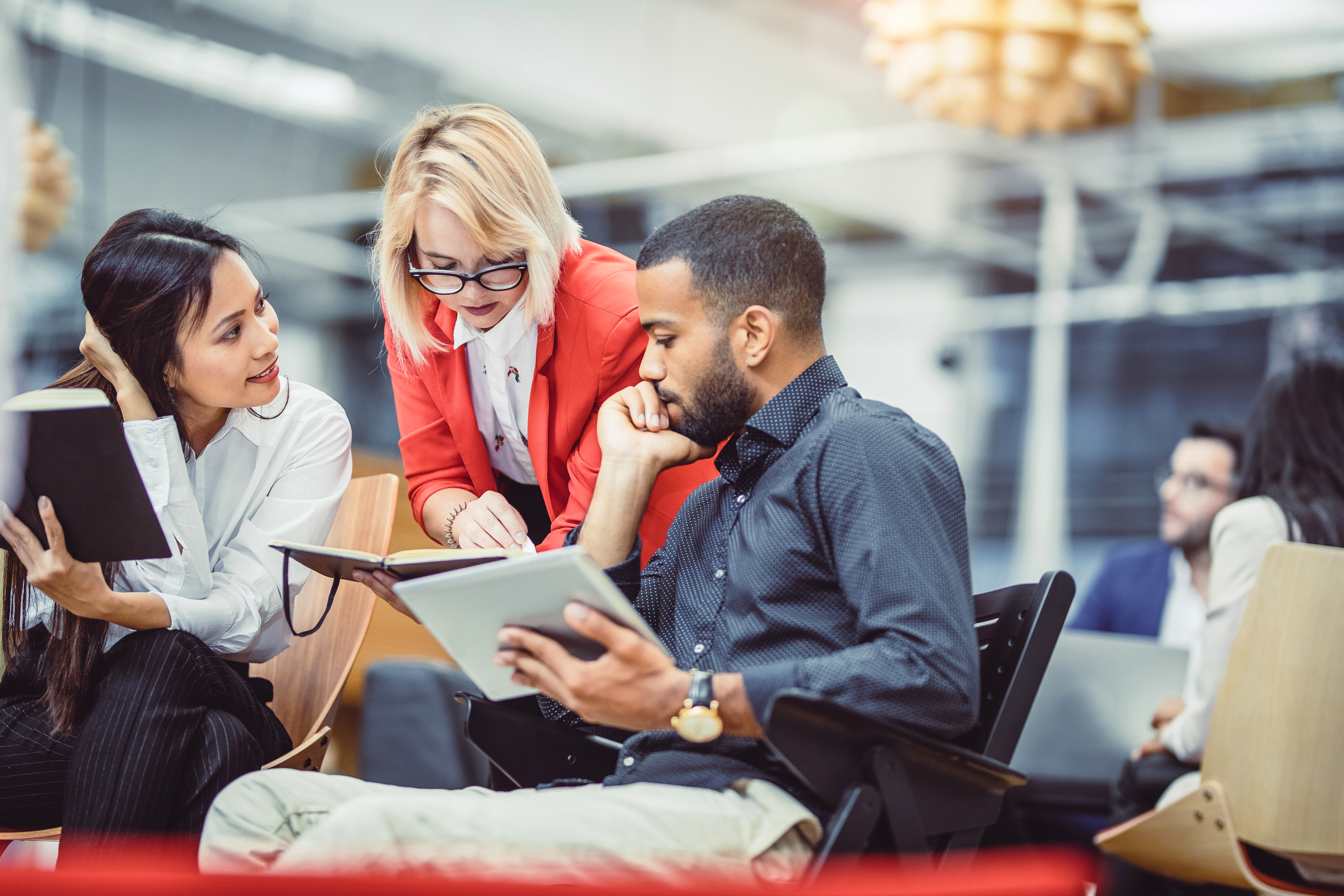Drei Menschen beraten sich