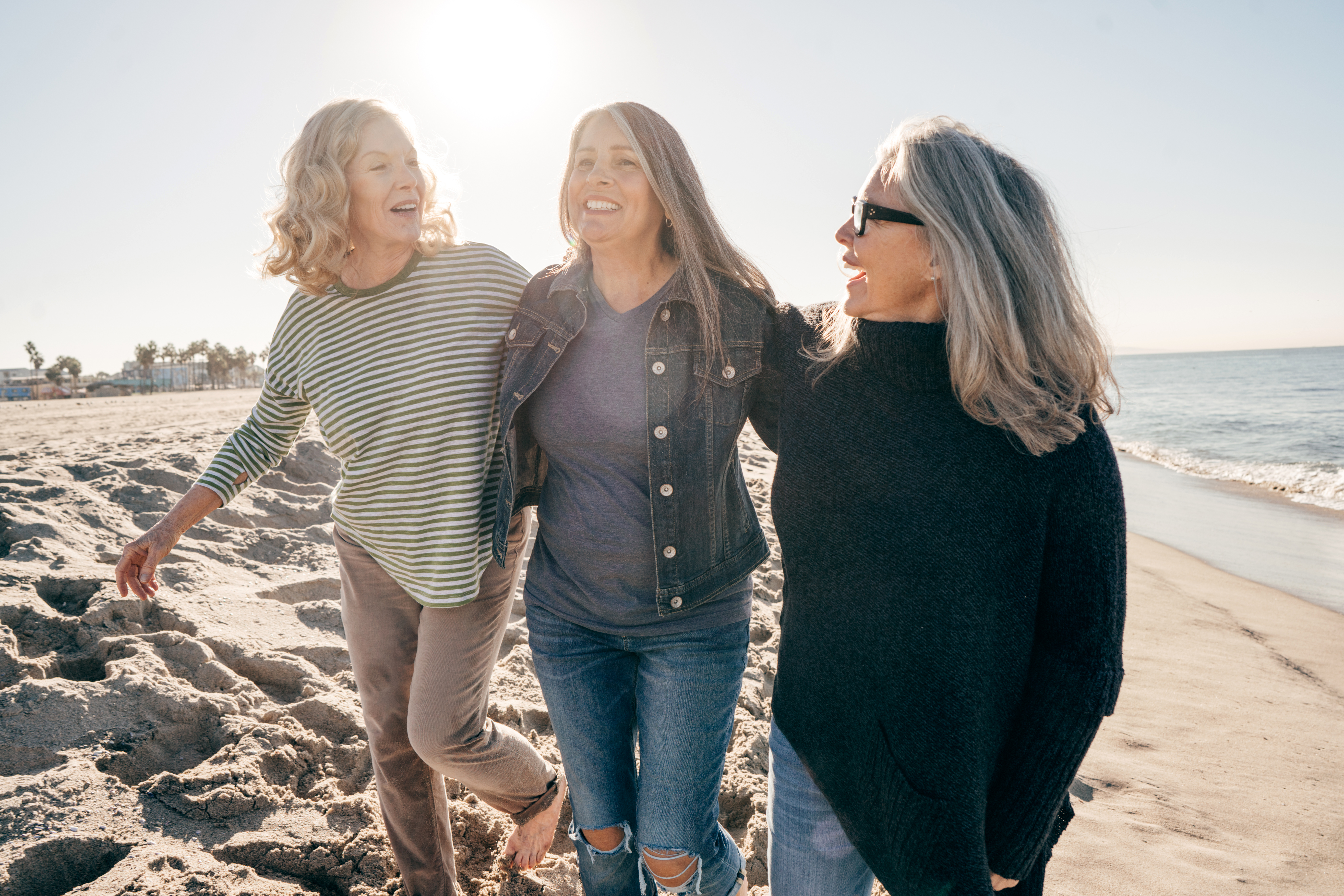 Drei Frauen spazieren am Strand