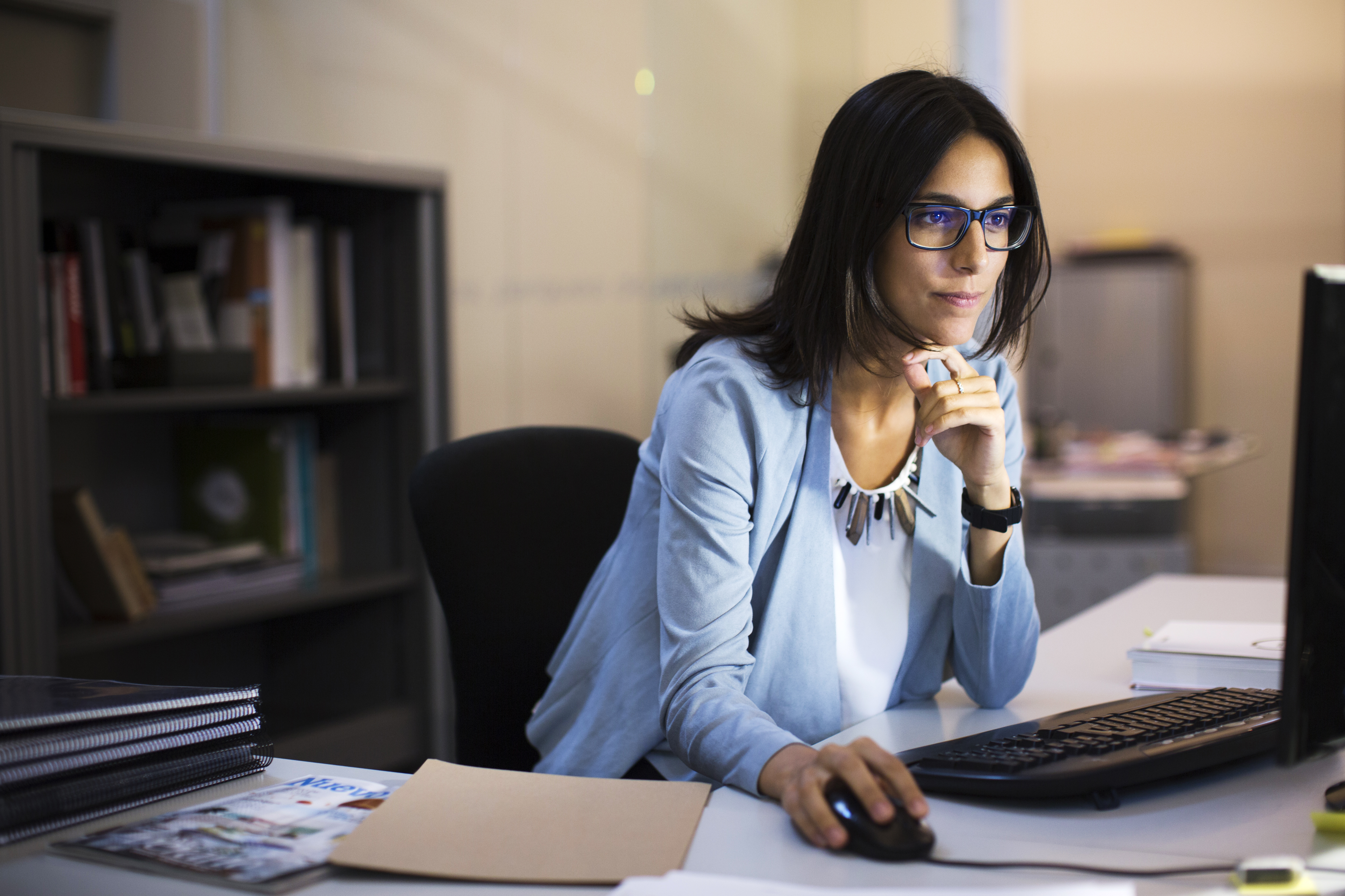 Frau im Homeoffice arbeitet am Computer
