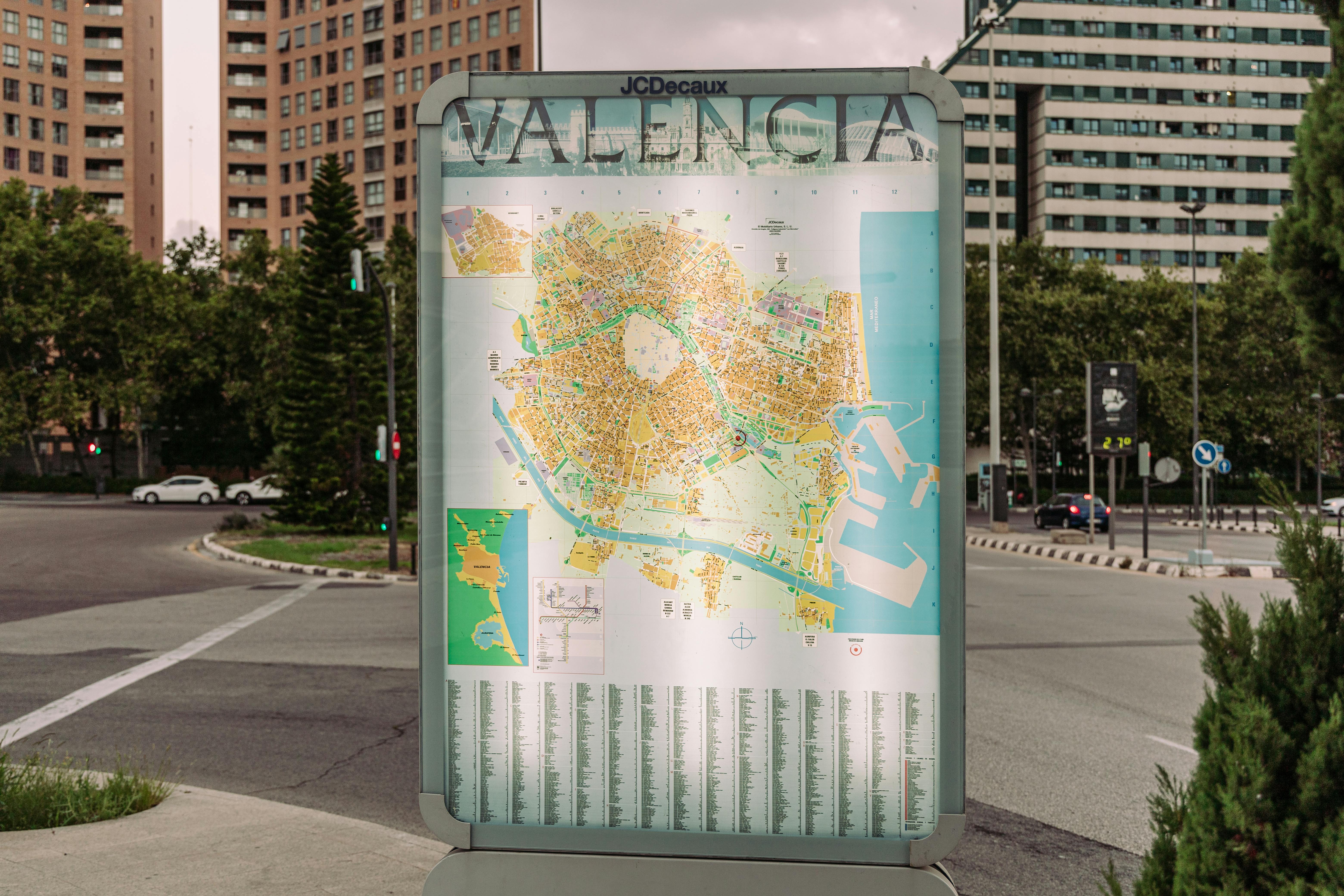Digitale Anzeigetafel auf der Straße zeigt eine Stadtkarte von Valencia