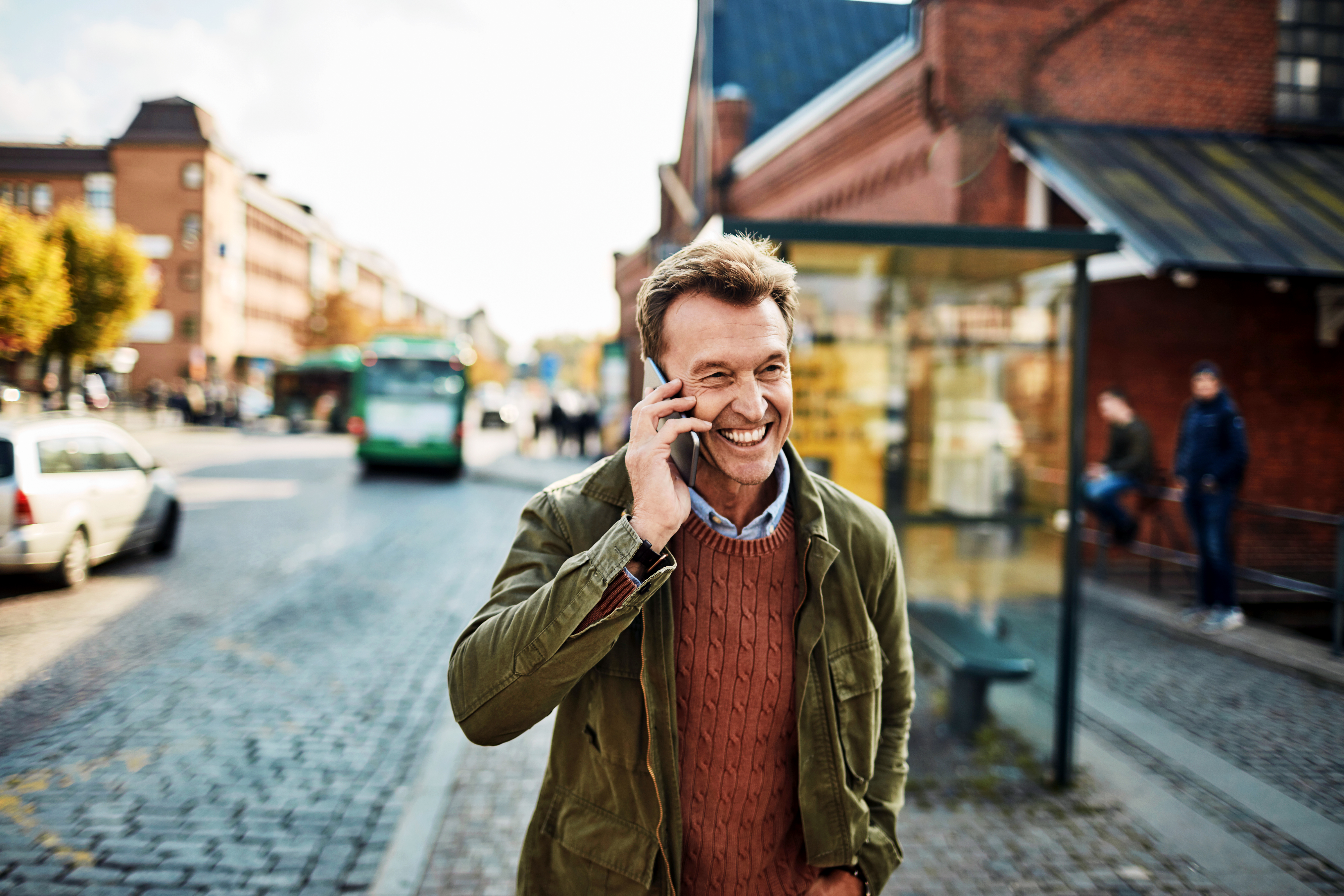 Mann telefoniert auf der Straße.