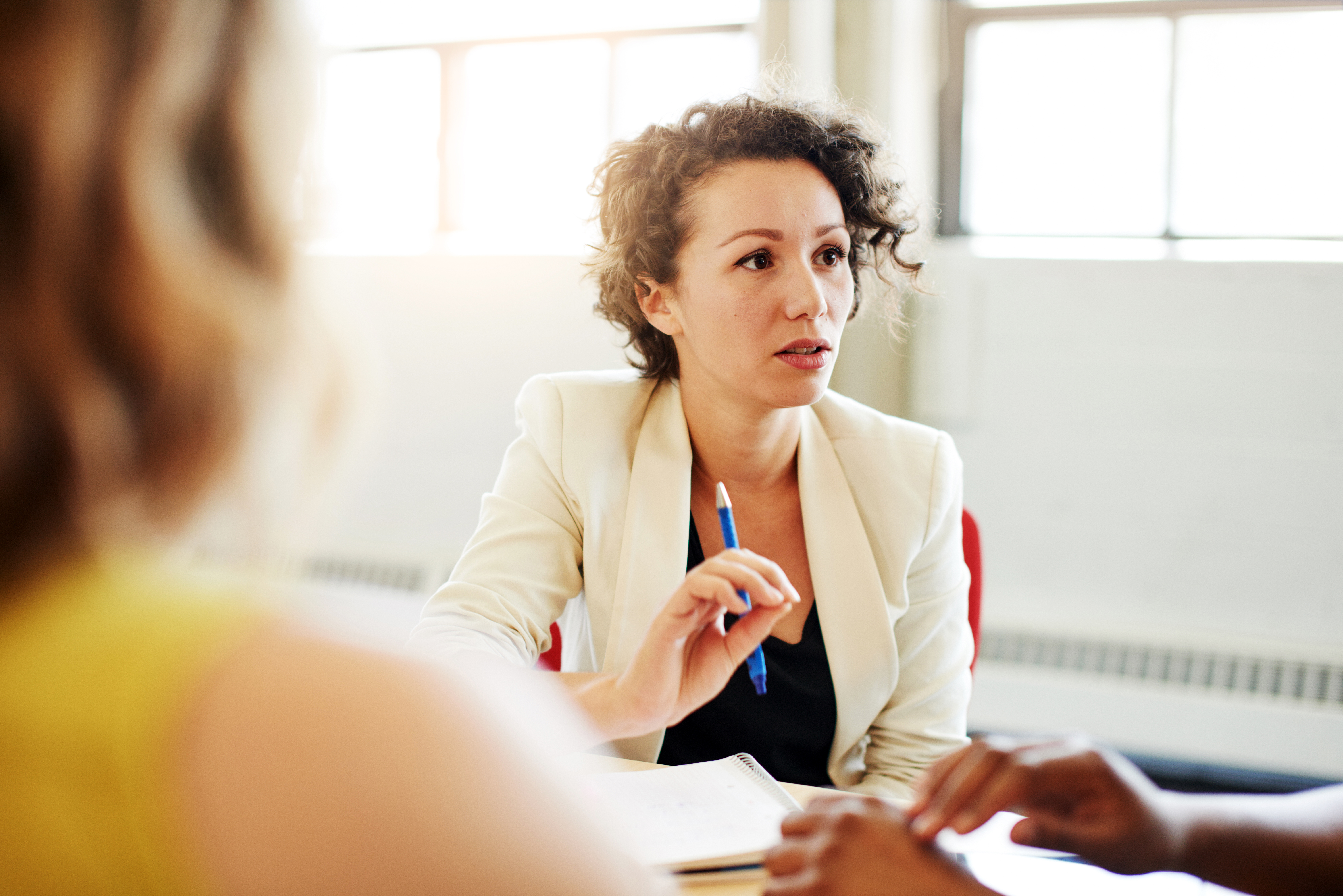 Frau spricht mit Teamkollegen
