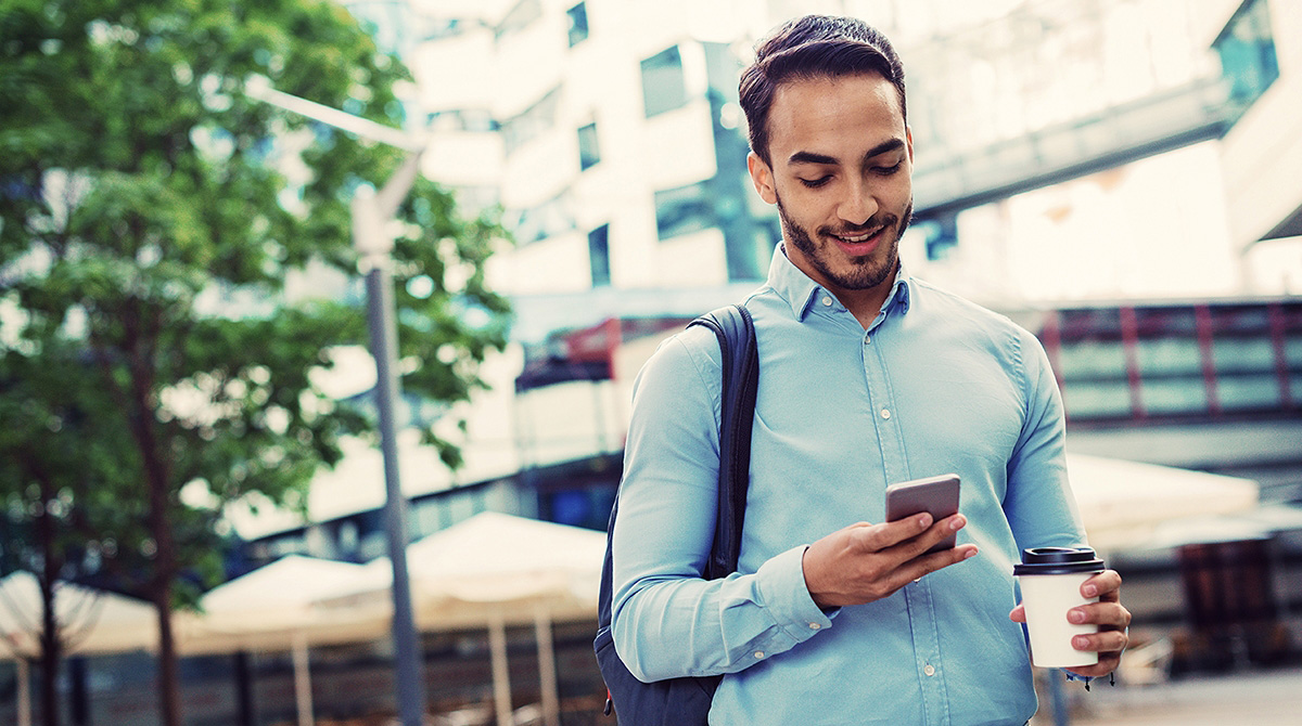 Man changes his smartphone to English to learn the months of the year.