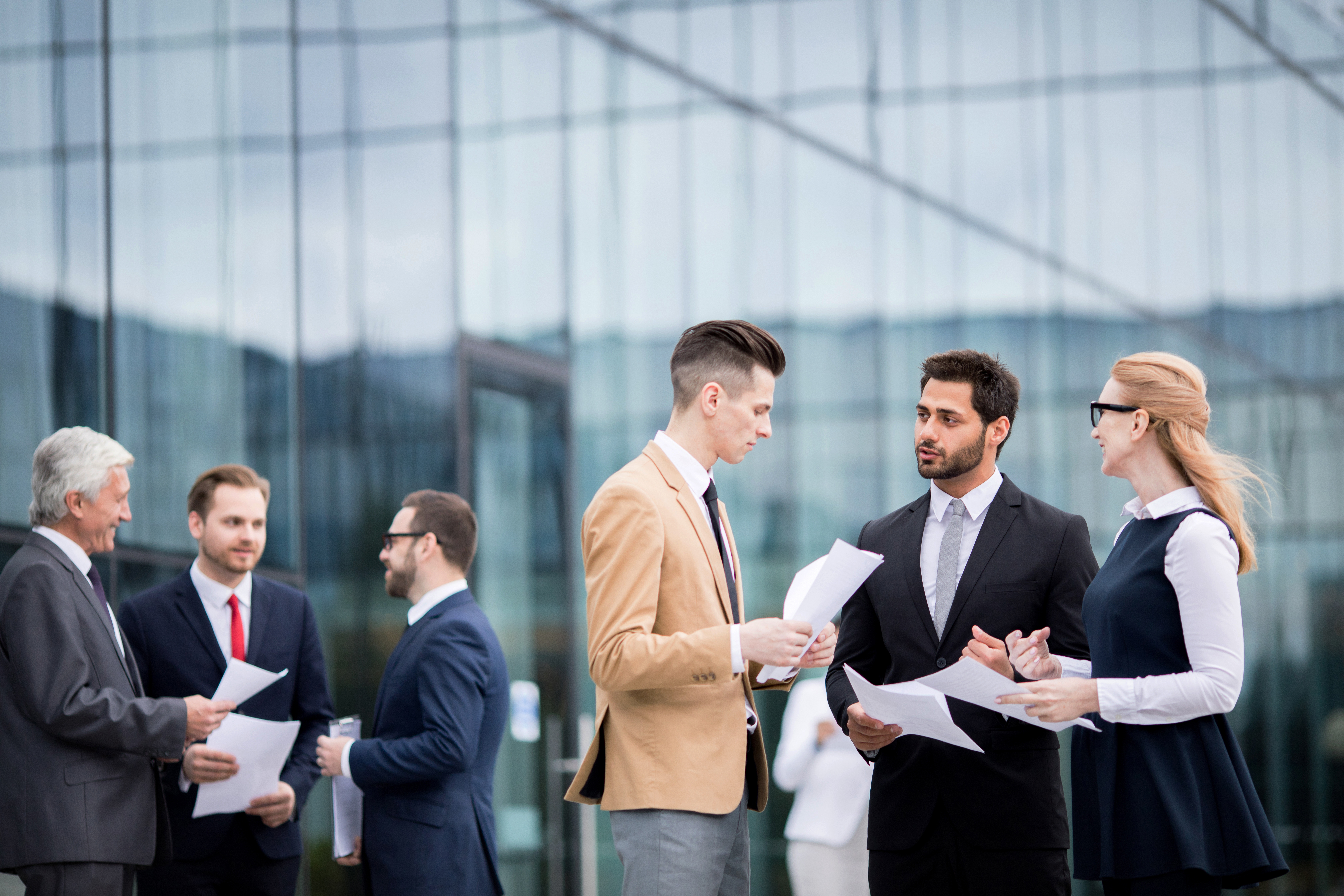 Mehrere Personen stehen zusammen und besprechen etwas.