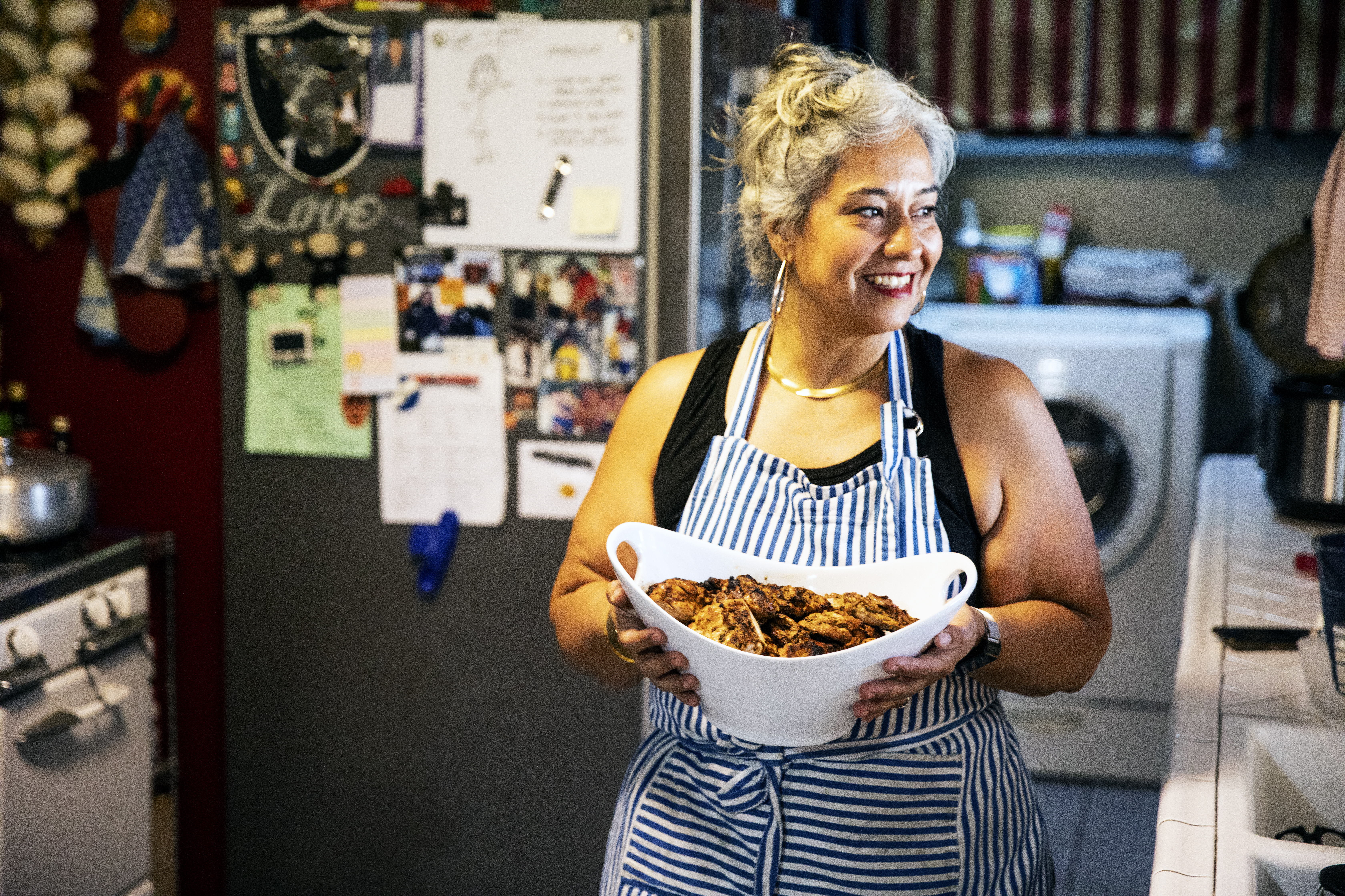 Frau trägt Schüssel mit polnischem Gericht