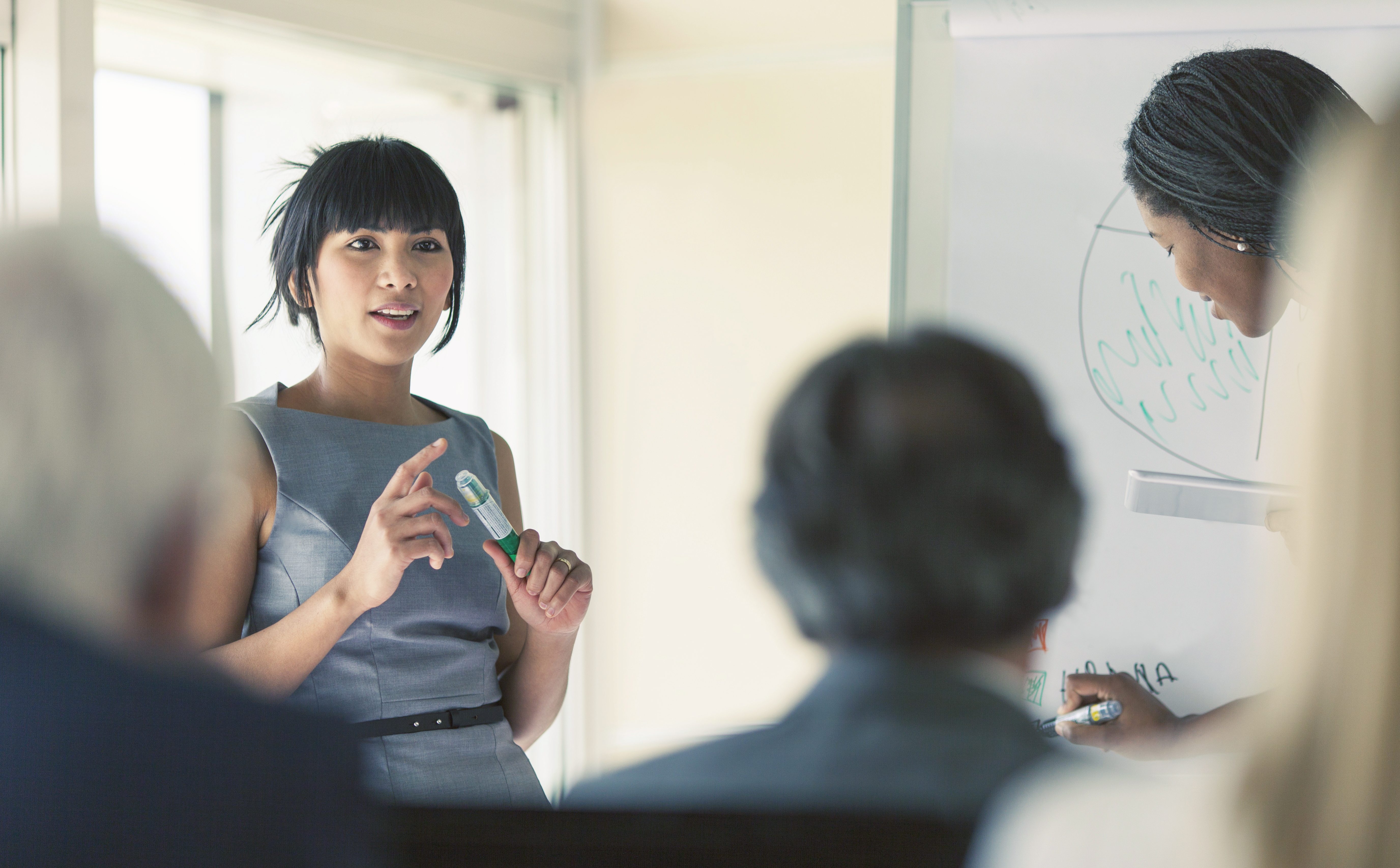 Frau hält Vortrag vor Gruppe
