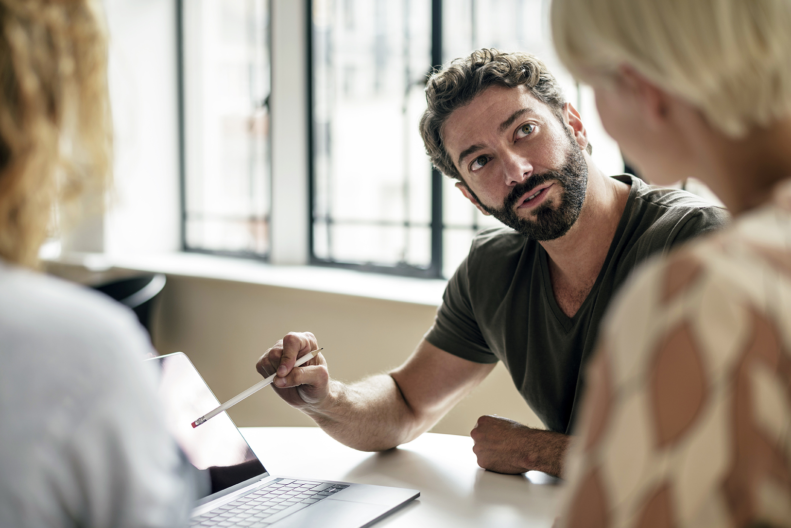 Berlitz Sprachlehrer im Gespräch mit seinen Teilnehmern