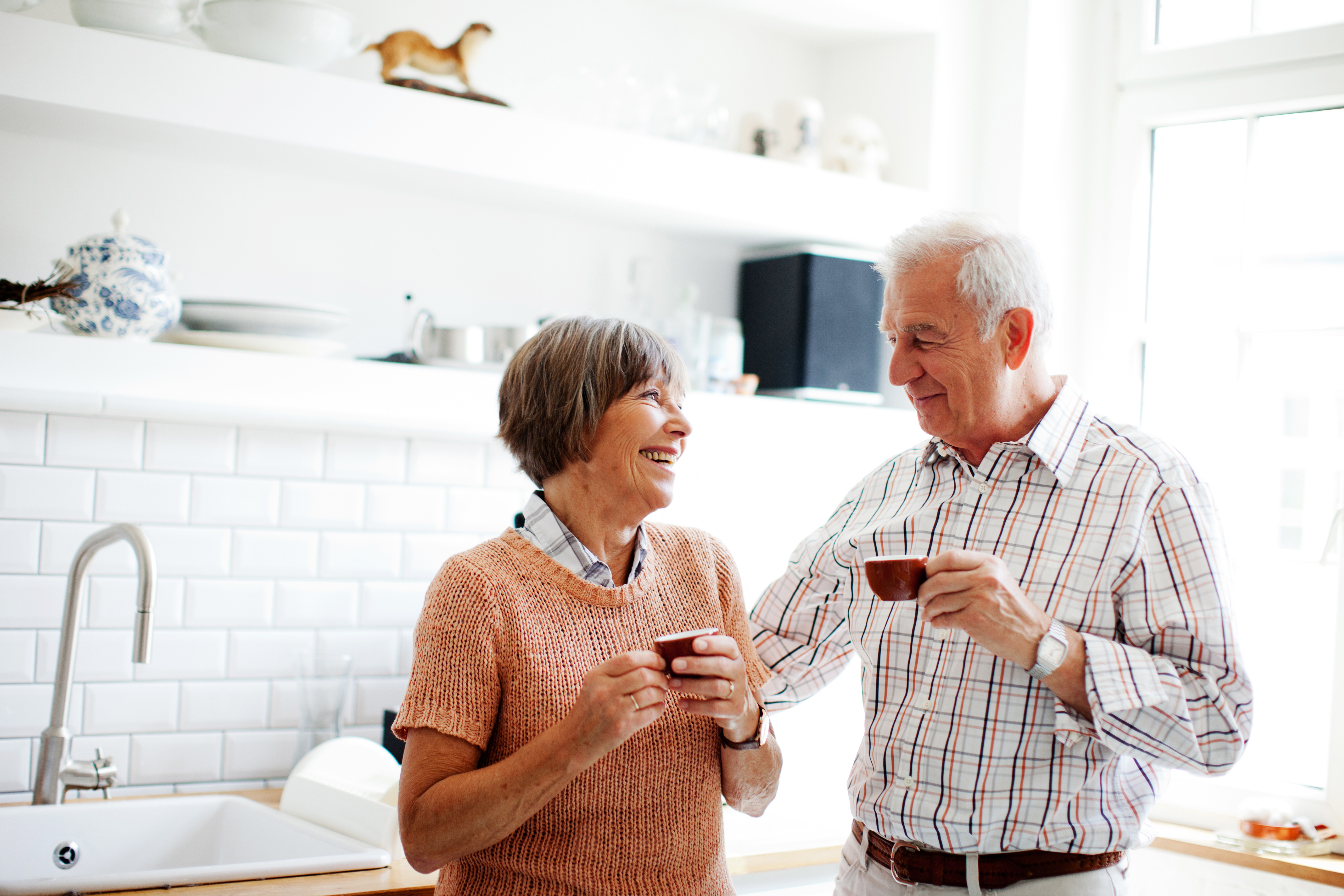 Älteres Ehepaar unterhält sich in der Küche