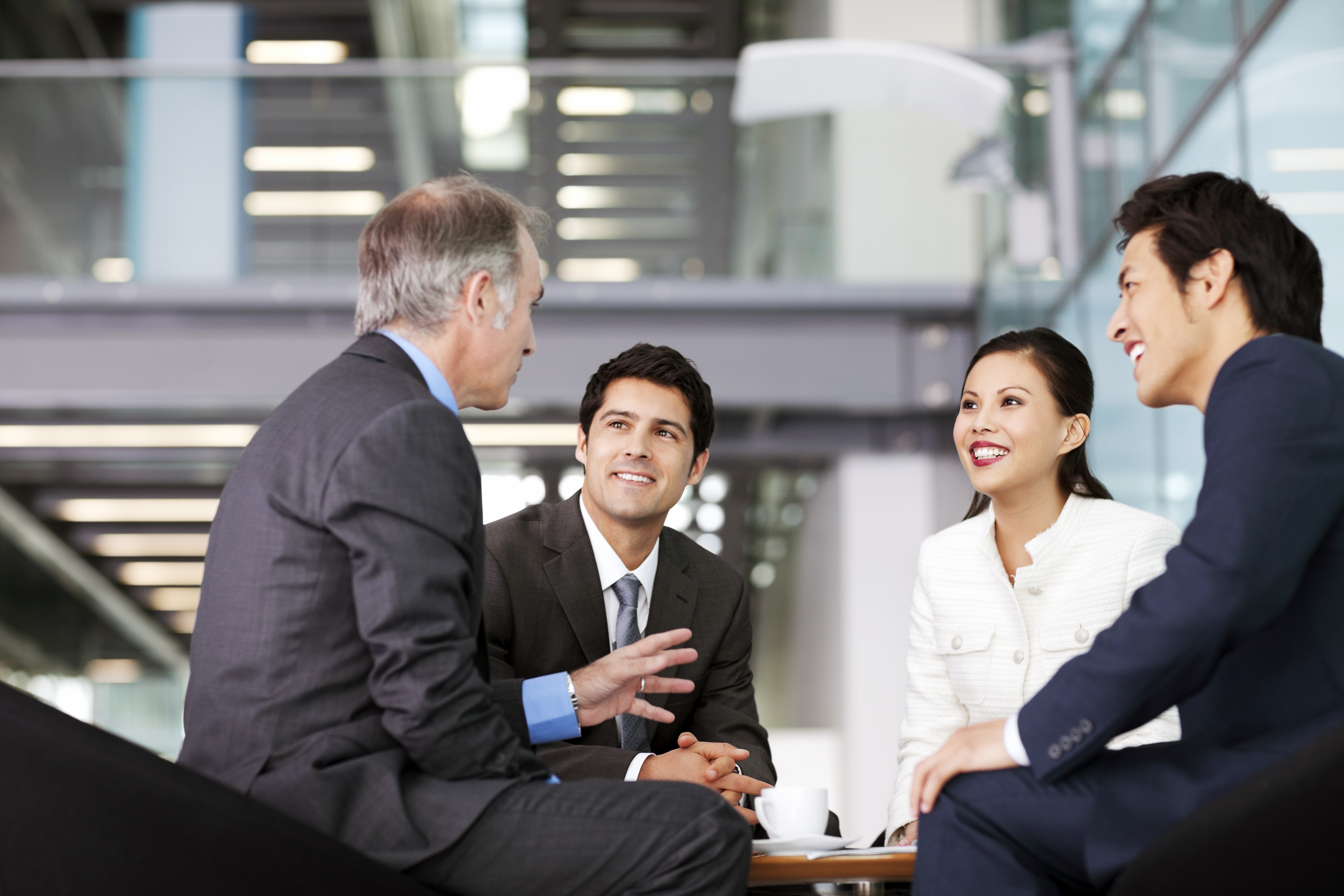 Mehrere Personen stehen zusammen und sprechen.