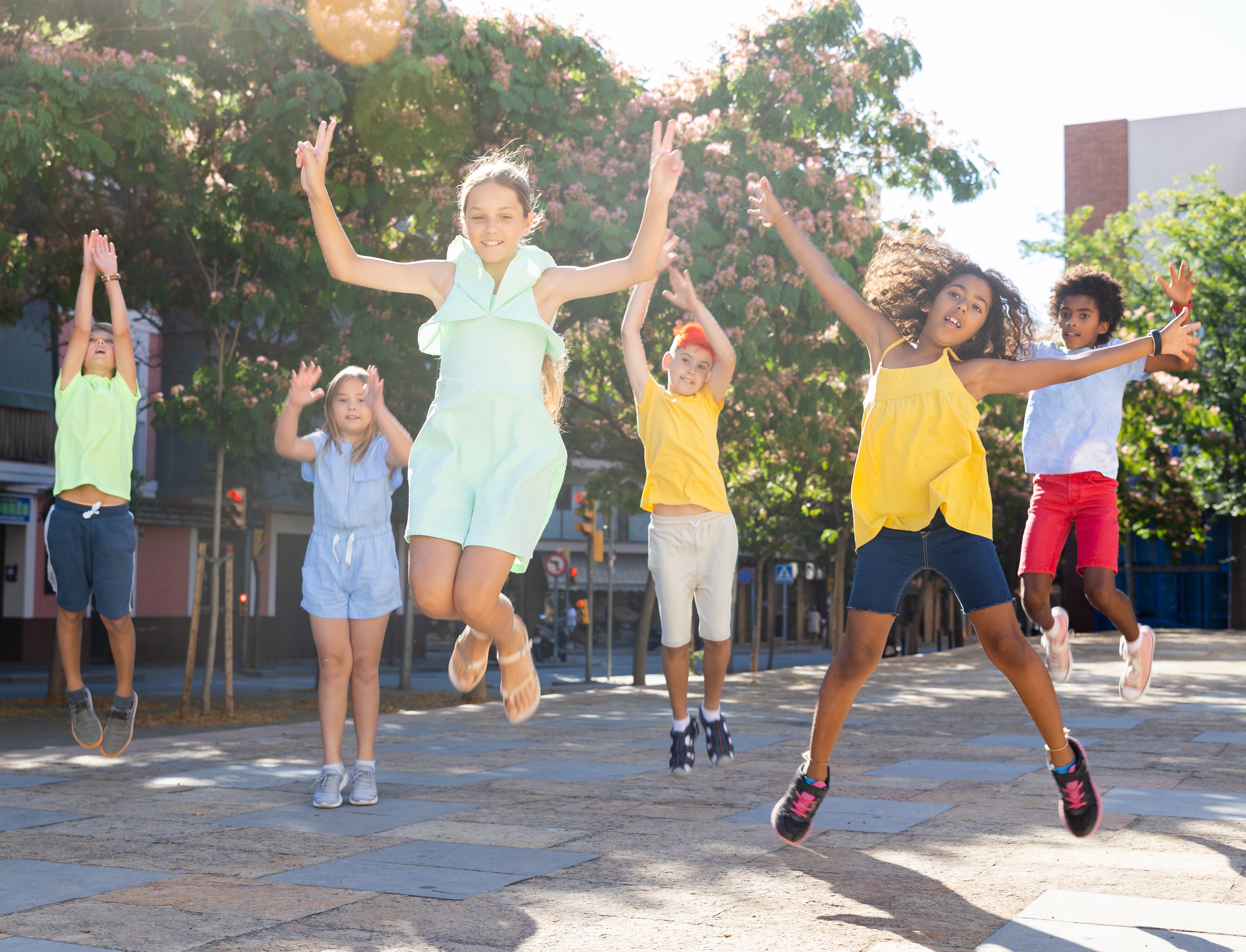 Kinder springen glücklich in die Luft.
