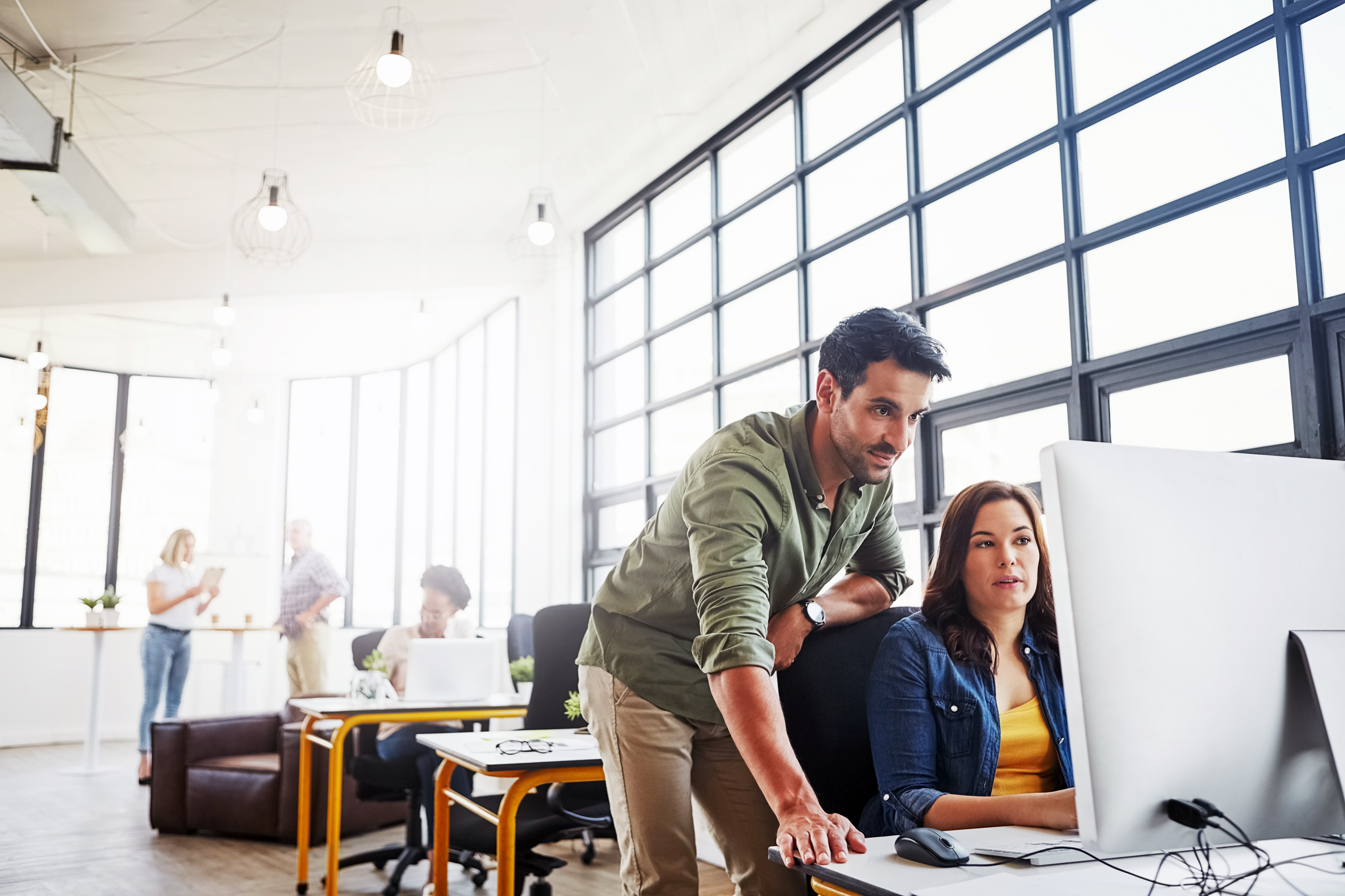 Zwei Personen arbeiten gemeinsam am Computer.