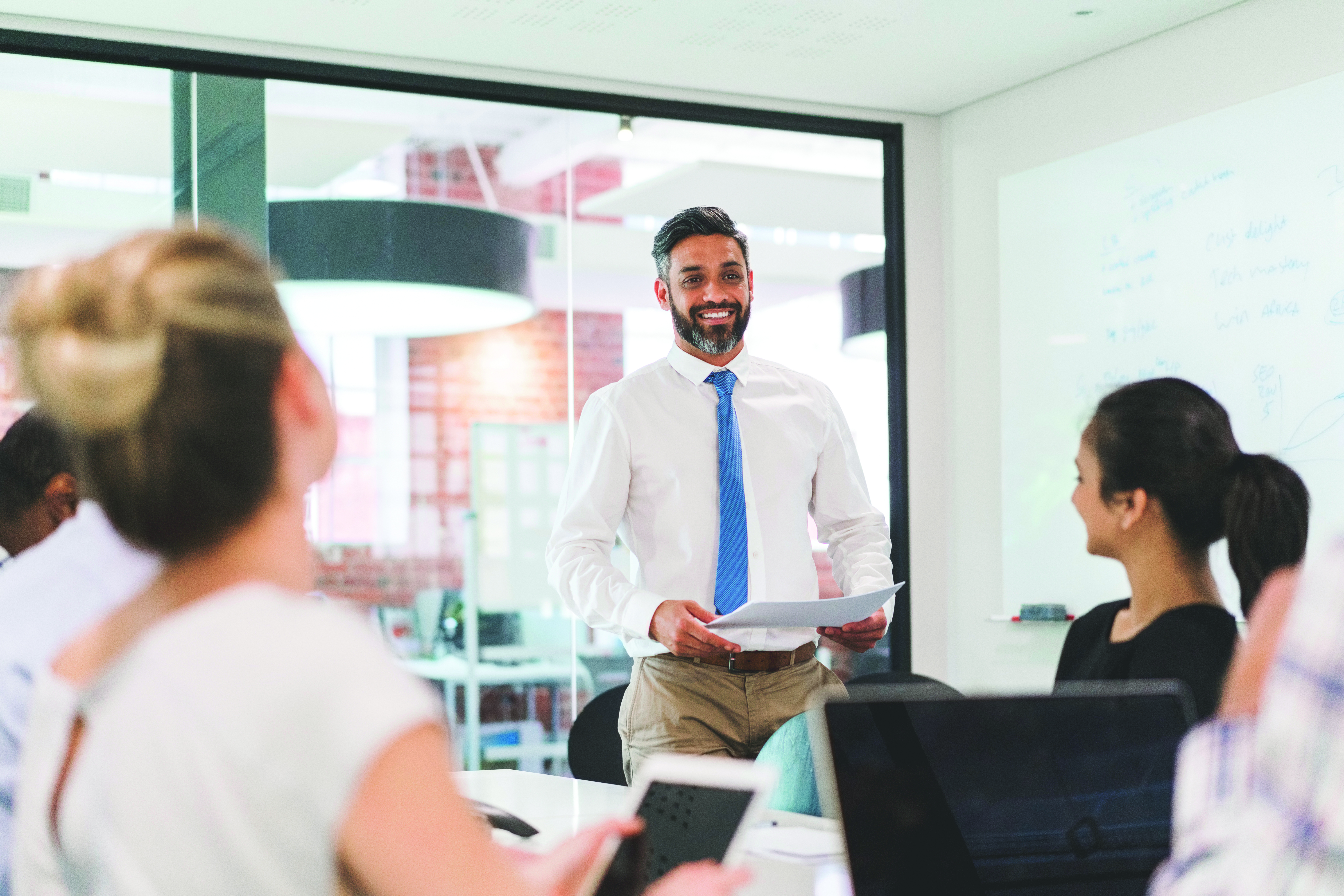 Mann führt Besprechung eines Teams.