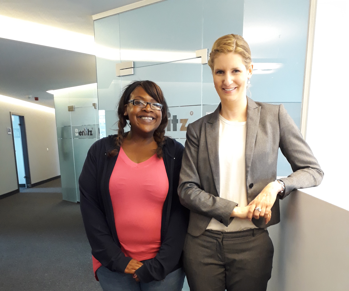 Kathrin Traphöner leitet das Berlitz Center in Köln und Sherri unterricht hier Kinder