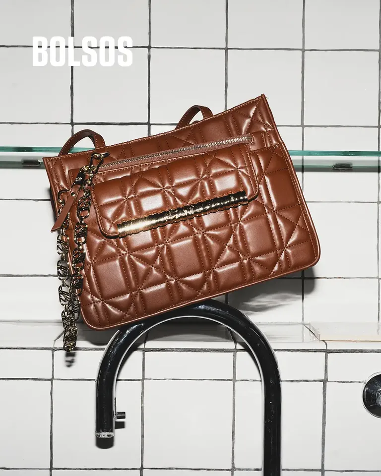 Bolsas Steve Madden en tonos otoñales, el complemento perfecto para elevar tus looks de otoño. Descúbrelos ahora.