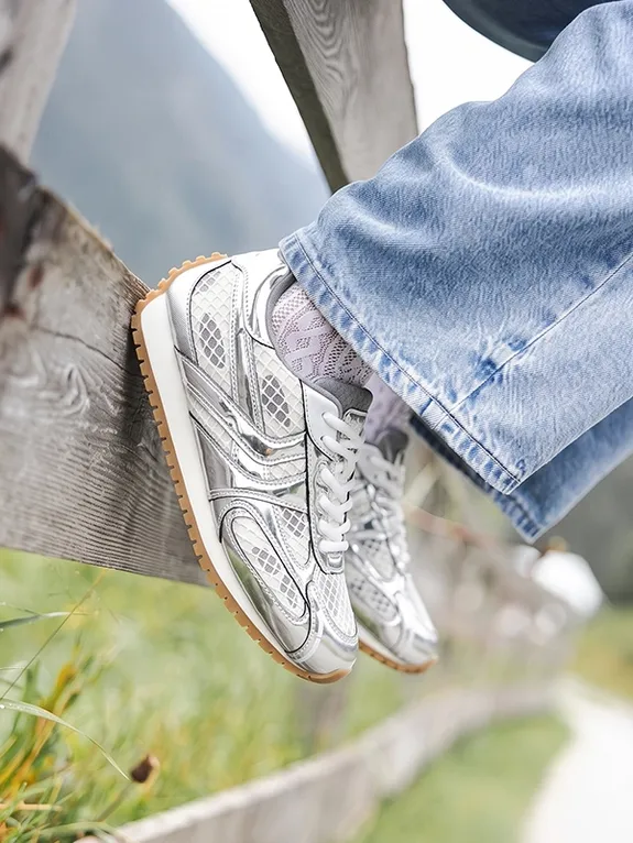Cat-SNEAKERS.webp