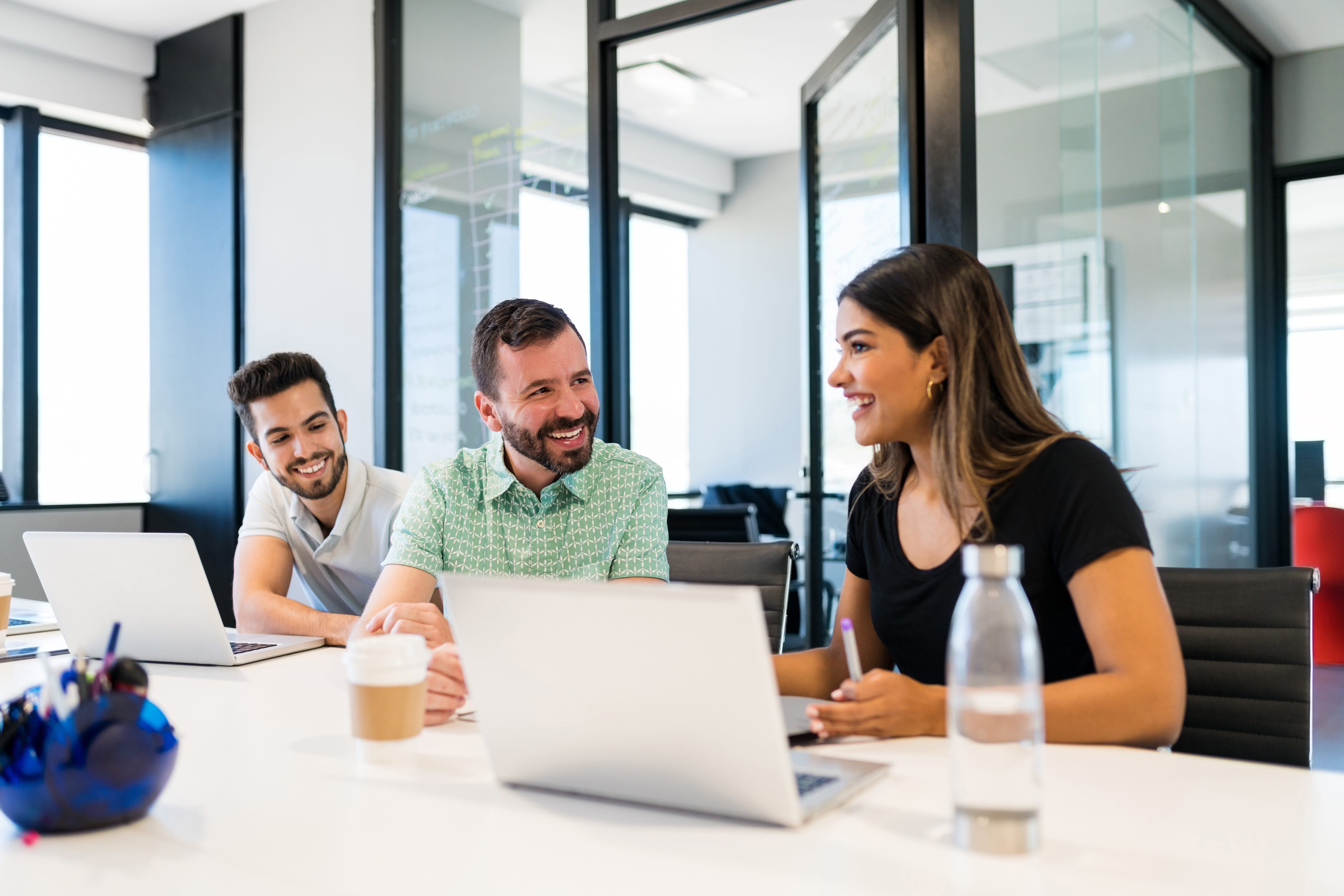 trei colegi la un curs online de limbi straine pentru business