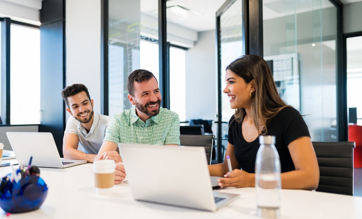 trei colegi la un curs online de limbi straine pentru business