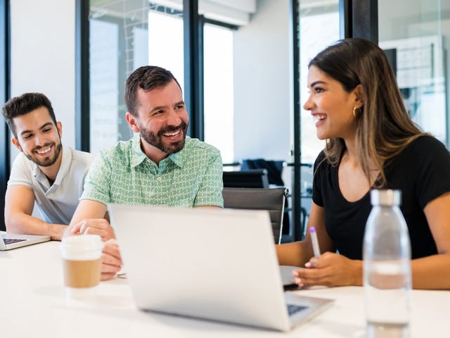 trei colegi la un curs online de limbi straine pentru business