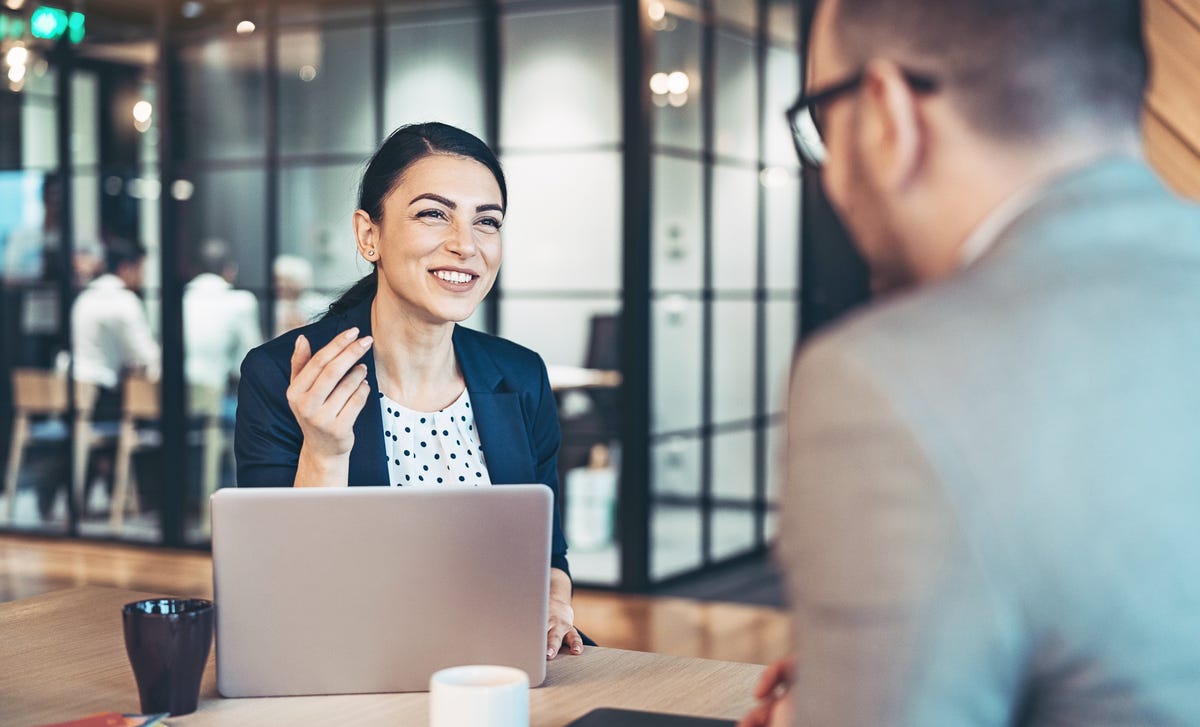 barbat si femeie care sustin un curs de engleza business fata in fata