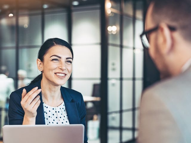 barbat si femeie care sustin un curs de engleza business fata in fata