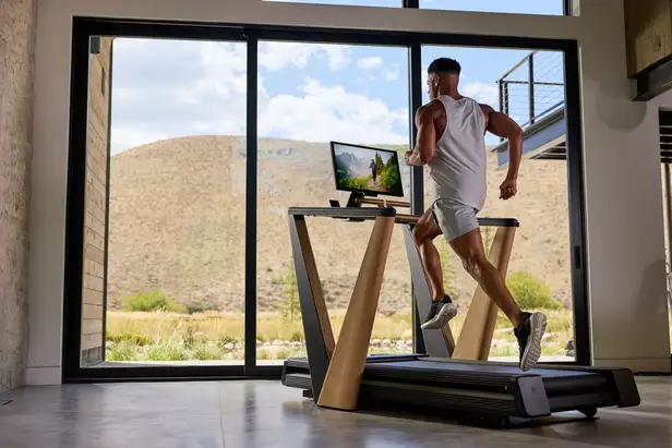Mitglied nutzt iFIT auf einem Freemotion-Gerät