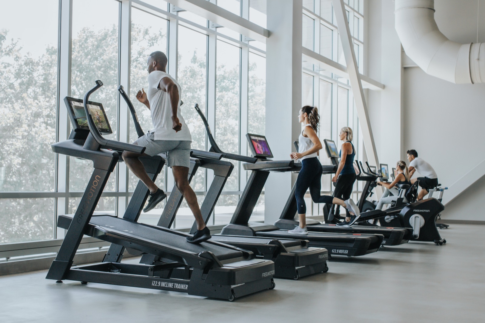 使用中的Freemotion Incline Trainer