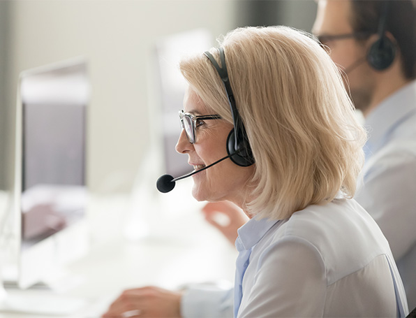 Sqre|Middle-aged female operator consult client in customer service