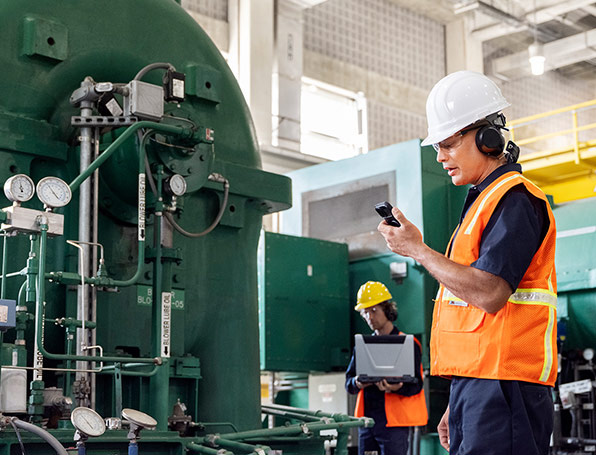 Sqre|Factory worker looking at device