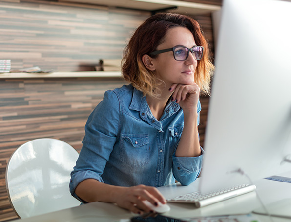 Sqre| Woman working at a desk