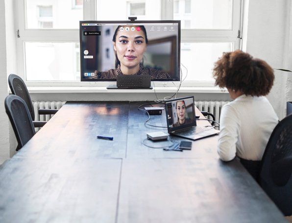 Sqre|Business woman on a video conference call