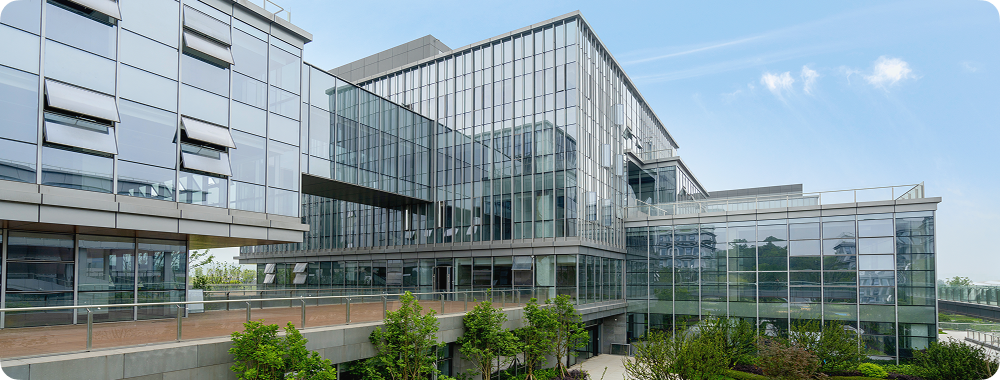 full-office-campus-B2B-Q1-2024_AdobeStock_609523751.png