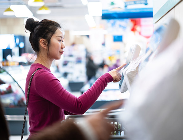 Sqre|Woman at self checkout