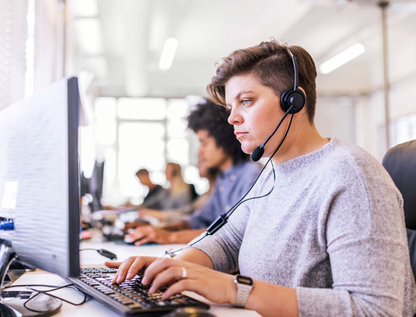 Sqre|Woman working in a contact center