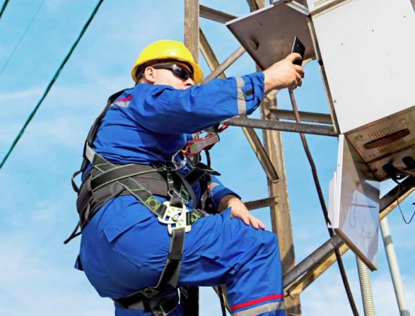 Sqre|Construction man climbing a post taking picture with phone