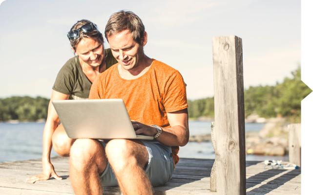 Pareja de tercera edad viendo un computador