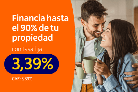 Padres jugando con su hijo pequeño en el interior de su hogar.