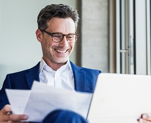 Corporate Finance Hombre con lentes leyendo