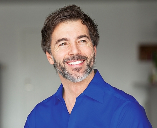 Mesa de Dinero Hombre mirando