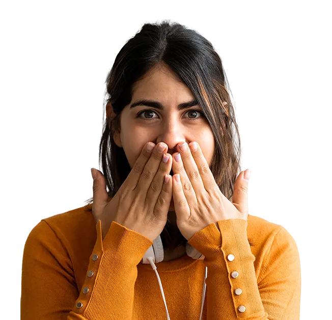 Chica tapandose la boca por error de página no encontrada.webp