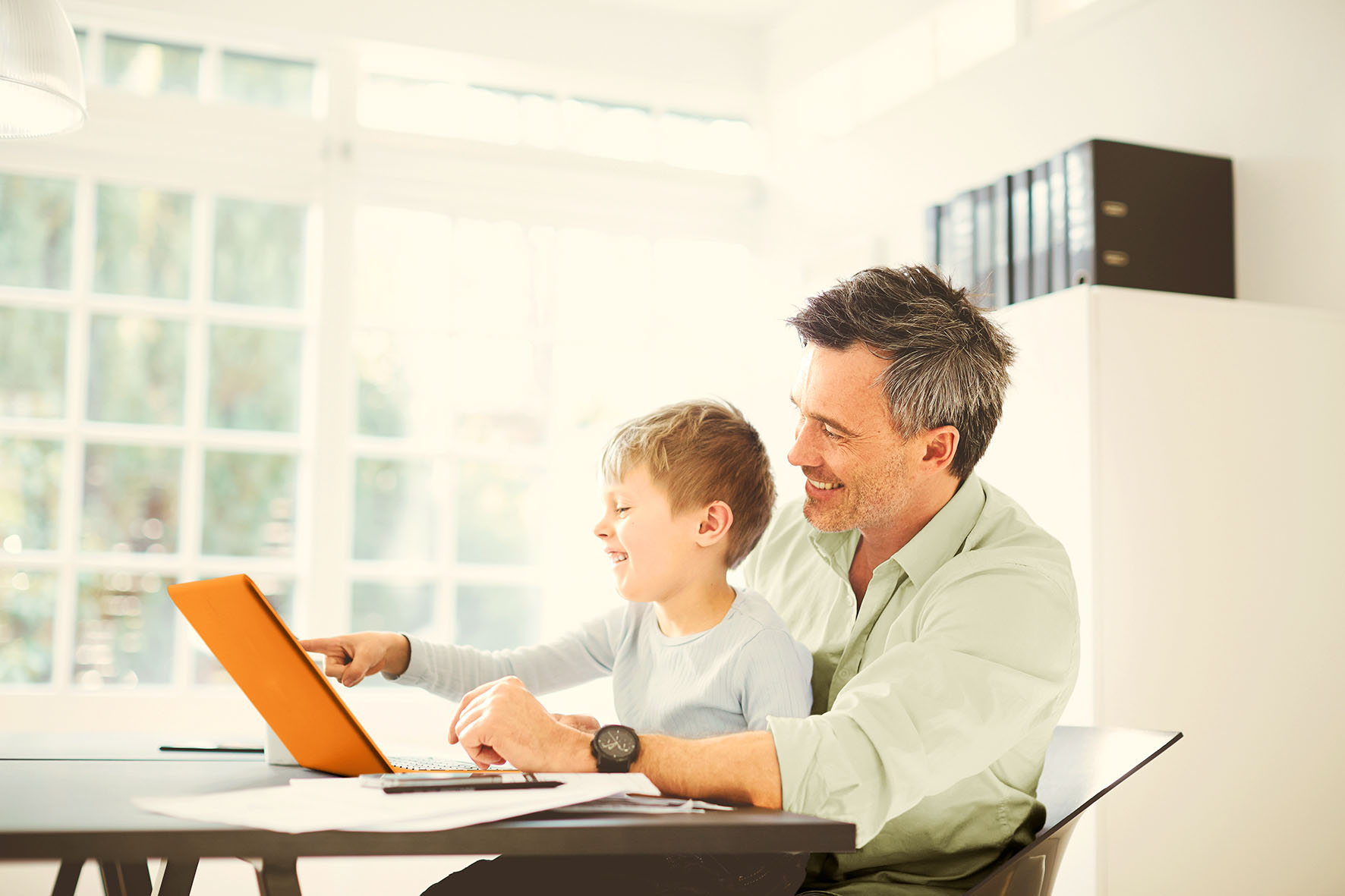 Hombre con niño viendo el computador