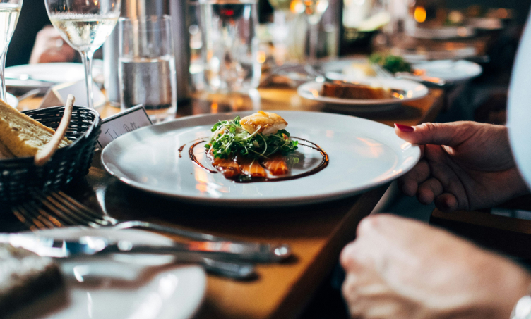 Persona-sostiene-un-plato-de-comida-gourmet-en-un-restaurante.webp
