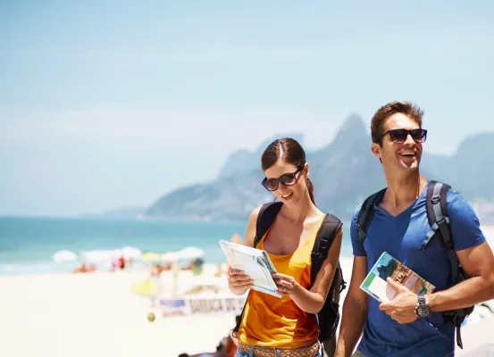 Pareja de vacaciones en la playa